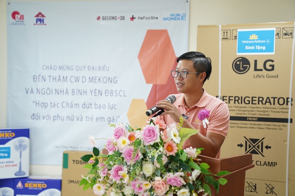 Ông Đỗ Đông Hưng - đại diện Vietnam Airlines cho biết đây không chỉ là hành động chia sẻ, mà còn là lời khẳng định về sự quan tâm của cộng đồng đối với những người yếu thế, thể hiện tinh thần của chiến dịch Ông Đỗ Đông Hưng - đại diện Vietnam Airlines cho biết đây không chỉ là hành động chia sẻ, mà còn là lời khẳng định về sự quan tâm của cộng đồng đối với những người yếu thế, thể hiện tinh thần của chiến dịch