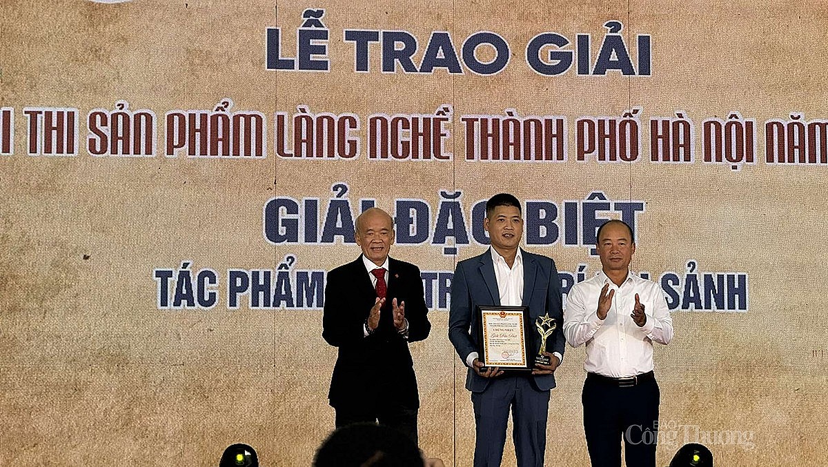 Giải đặc biệt được trao cho tác phẩm Đèn trang trí đại sảnh của tác giả Bùi Bạch Đằng (Sơn Tây, Hà Nội) Giải đặc biệt được trao cho tác phẩm Đèn trang trí đại sảnh của tác giả Bùi Bạch Đằng (Sơn Tây, Hà Nội)