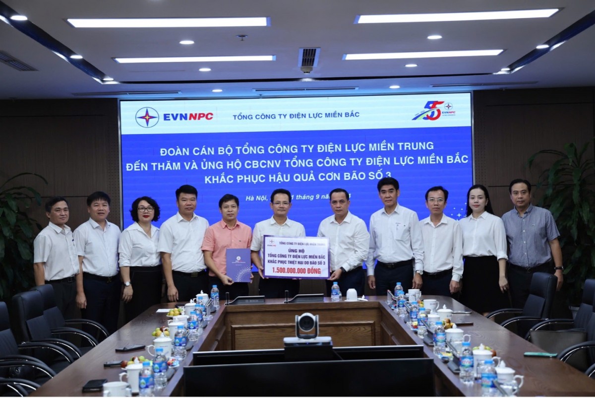 Bí thư Đảng ủy, Chủ tịch HĐTV EVNCPC Nguyễn Thanh trao 1,5 tỷ đồng hỗ trợ EVNNPC khắc phục hậu quả do bão số 3 (Yagi) Bí thư Đảng ủy, Chủ tịch HĐTV EVNCPC Nguyễn Thanh trao 1,5 tỷ đồng hỗ trợ EVNNPC khắc phục hậu quả do bão số 3 (Yagi)