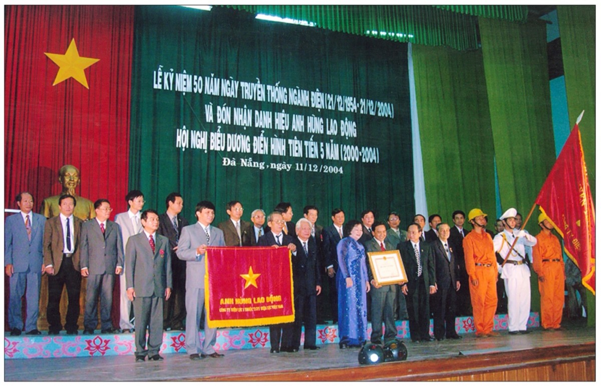 Công ty Điện lực 3 (nay là Tổng công ty Điện lực miền Trung) đón nhận danh hiệu Anh hùng Lao động thời kỳ đổi mới năm 2004 Công ty Điện lực 3 (nay là Tổng công ty Điện lực miền Trung) đón nhận danh hiệu Anh hùng Lao động thời kỳ đổi mới năm 2004
