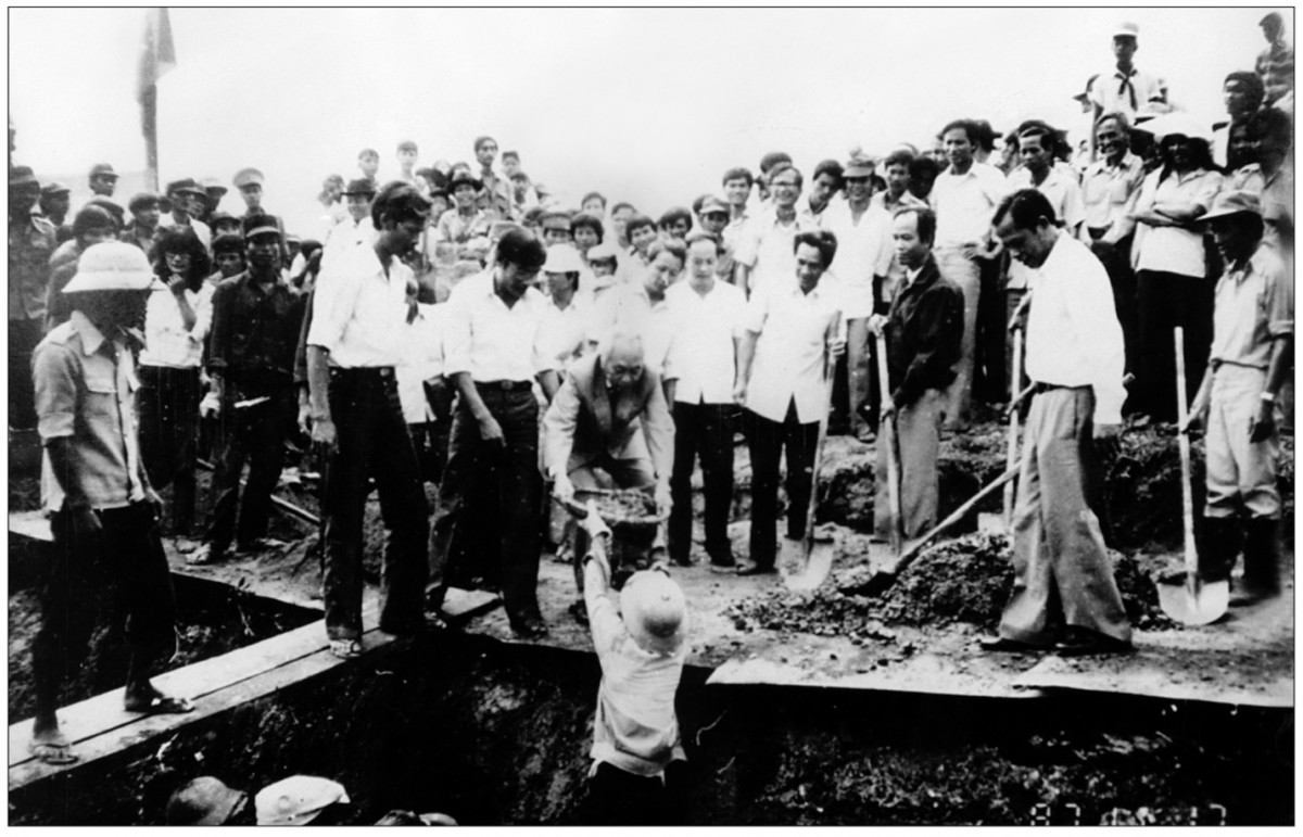 Đại tướng Võ Nguyên Giáp đổ mẻ bê tông đầu tiên xây dựng đường dây 110kV Huế - Đà Nẵng năm 1987 Đại tướng Võ Nguyên Giáp đổ mẻ bê tông đầu tiên xây dựng đường dây 110kV Huế - Đà Nẵng năm 1987