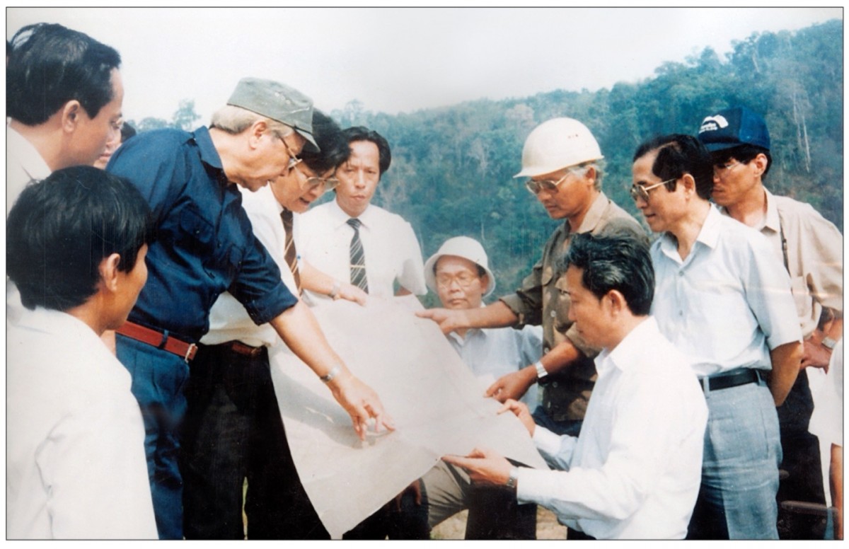 Thủ tướng Chính phủ Võ Văn Kiệt (áo sẫm màu) nghe báo cáo và có ý kiến chỉ đạo triển khai xây dựng nhà máy thủy điện Ialy Thủ tướng Chính phủ Võ Văn Kiệt (áo sẫm màu) nghe báo cáo và có ý kiến chỉ đạo triển khai xây dựng nhà máy thủy điện Ialy