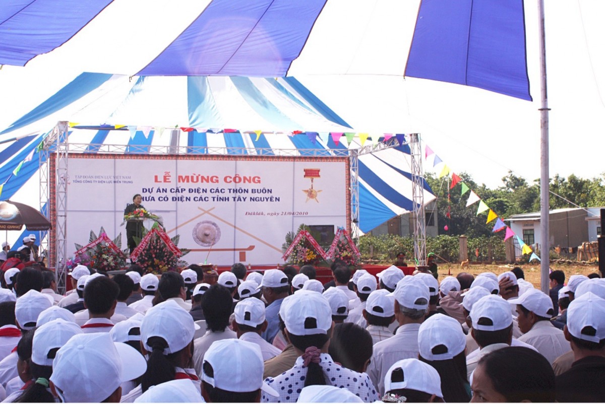 Lễ mừng công dự án cấp điện các thôn buôn Tây Nguyên năm 2010 Lễ mừng công dự án cấp điện các thôn buôn Tây Nguyên năm 2010