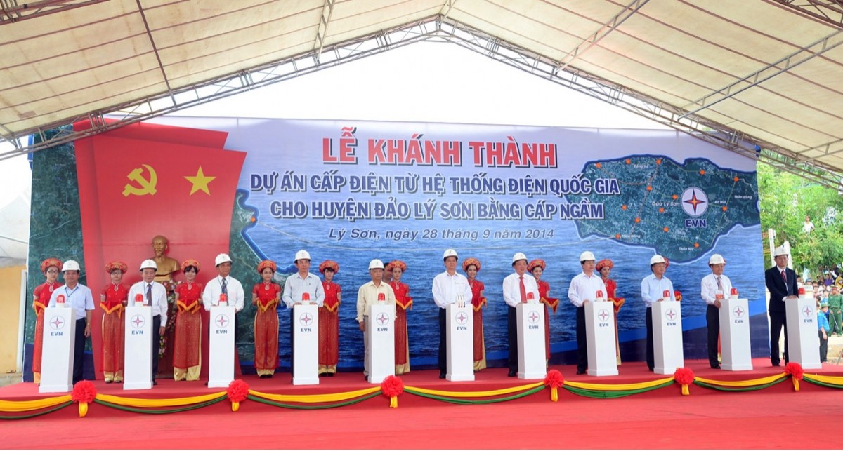 Thủ tướng Chính phủ Nguyễn Tấn Dũng cùng đại diện các Bộ, ngành, EVN thực hiện nghi thức đóng điện khánh thành Dự án cấp điện từ HTĐ quốc gia cho huyện đảo Lý Sơn bằng cáp ngầm, ngày 28/9/2014 Thủ tướng Chính phủ Nguyễn Tấn Dũng cùng đại diện các Bộ, ngành, EVN thực hiện nghi thức đóng điện khánh thành Dự án cấp điện từ HTĐ quốc gia cho huyện đảo Lý Sơn bằng cáp ngầm, ngày 28/9/2014