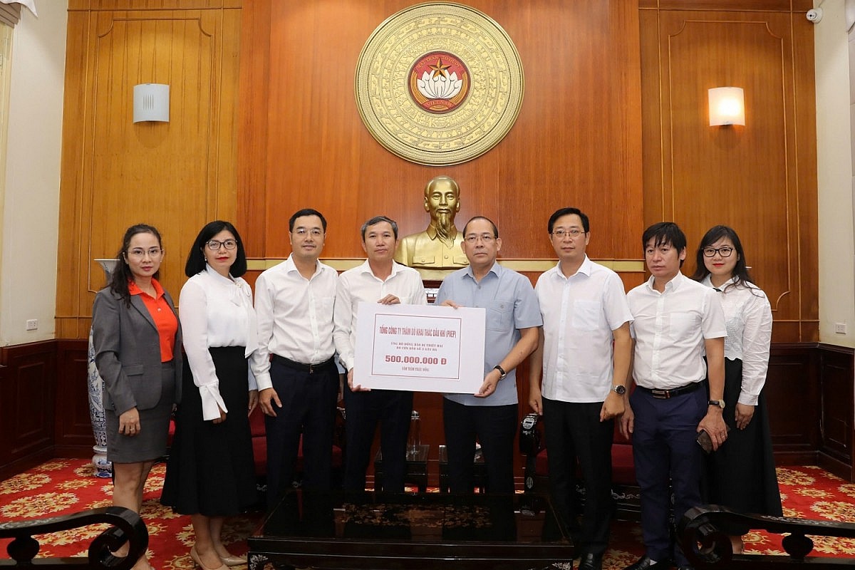 Lãnh đạo PVEP trao ủng hộ số tiền 500 triệu đồng tới Trung ương Mặt trận Tổ quốc Việt Nam