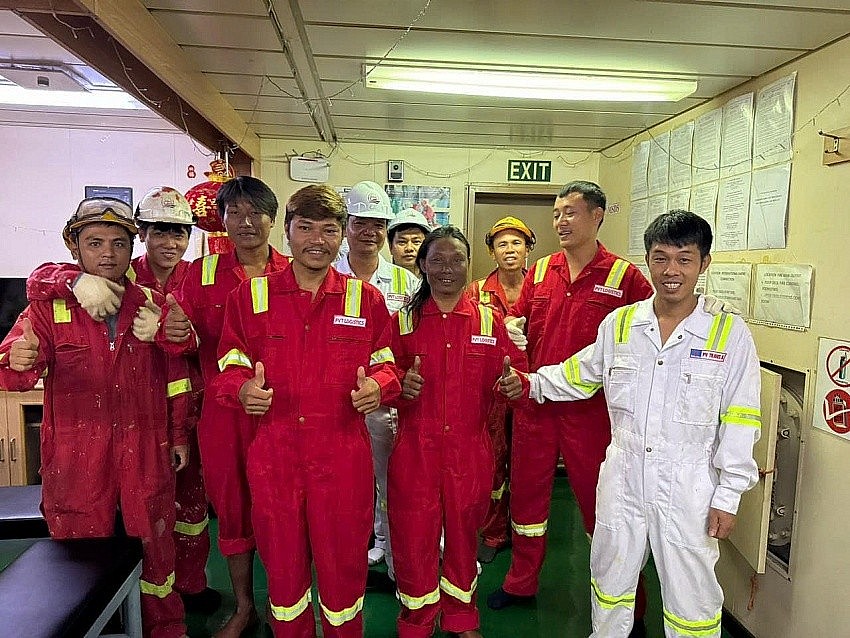 Các ngư dân Myanmar được thuyền viên tàu PVT Neptune hỗ trợ quần áo, thực phẩm, động viên tinh thần Các ngư dân Myanmar được thuyền viên tàu PVT Neptune hỗ trợ quần áo, thực phẩm, động viên tinh thần