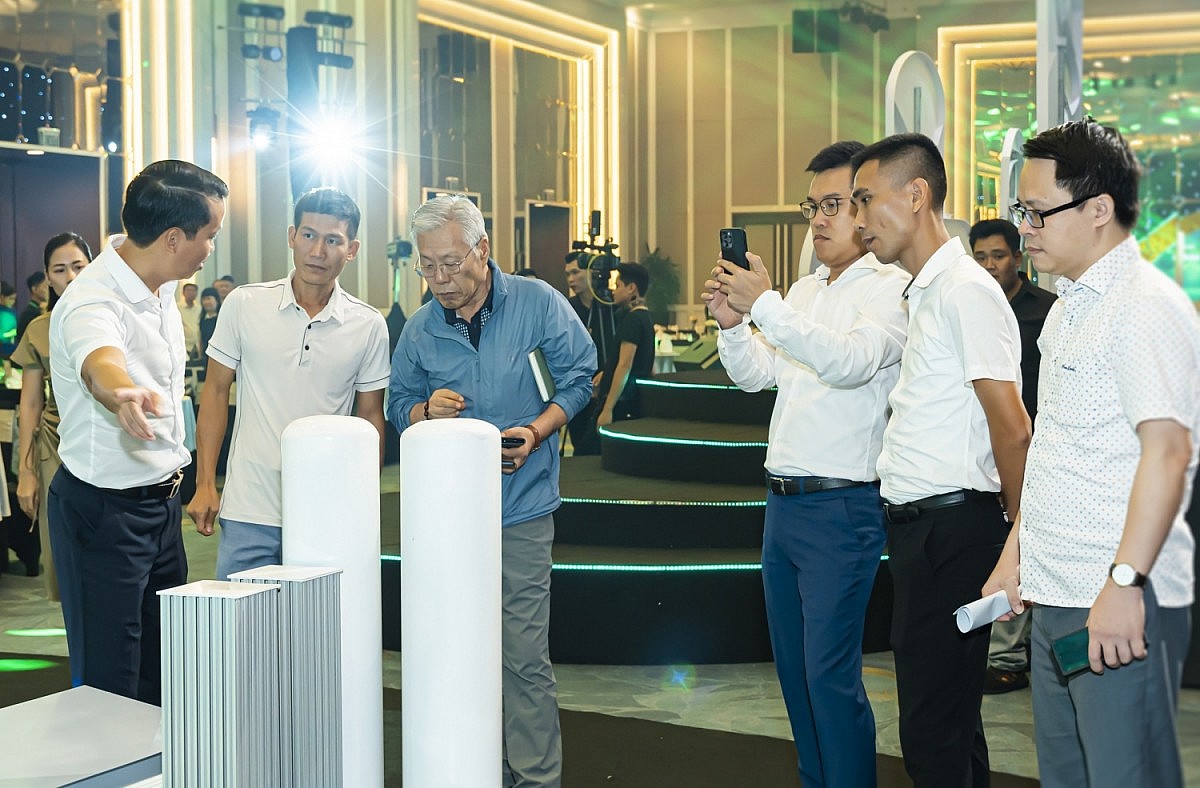 Các chủ doanh nghiệp, khách hàng công nghiệp nghiên cứu sa bàn mô hình hiển thị chuỗi giá trị LNG của PV GAS Các chủ doanh nghiệp, khách hàng công nghiệp nghiên cứu sa bàn mô hình hiển thị chuỗi giá trị LNG của PV GAS