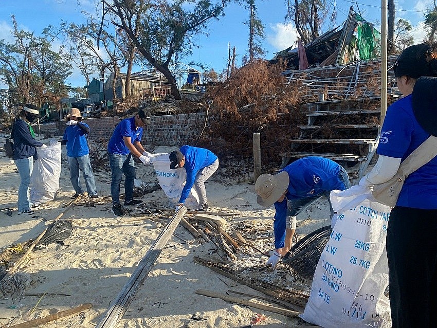 Đoàn Thanh niên PVEP và VPI tổ chức chiến dịch làm sạch bờ biển, thu gom rác thải, nhằm lan tỏa mạnh mẽ và nâng cao ý thức bảo vệ môi trường