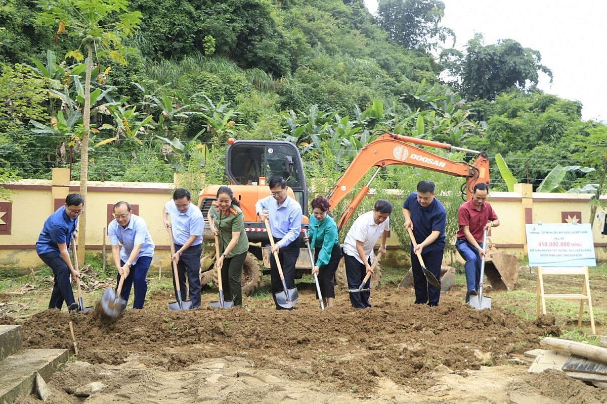 Các đại biểu thực hiện nghi thức khởi công công trình Nhà nội trú cho học sinh trường THCS Chiềng Đông Các đại biểu thực hiện nghi thức khởi công công trình Nhà nội trú cho học sinh trường THCS Chiềng Đông
