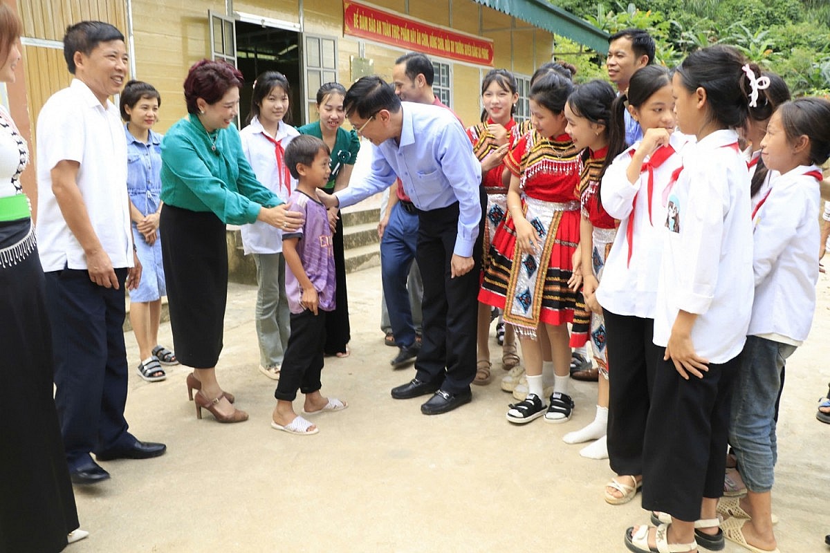 Ông Trần Quang Dũng - Phó Bí thư thường trực Đảng ủy Tập đoàn Dầu khí Quốc gia Việt Nam thăm hỏi điều kiện sinh hoạt, học tập của các em học sinh tại trường Ông Trần Quang Dũng - Phó Bí thư thường trực Đảng ủy Tập đoàn Dầu khí Quốc gia Việt Nam thăm hỏi điều kiện sinh hoạt, học tập của các em học sinh tại trường