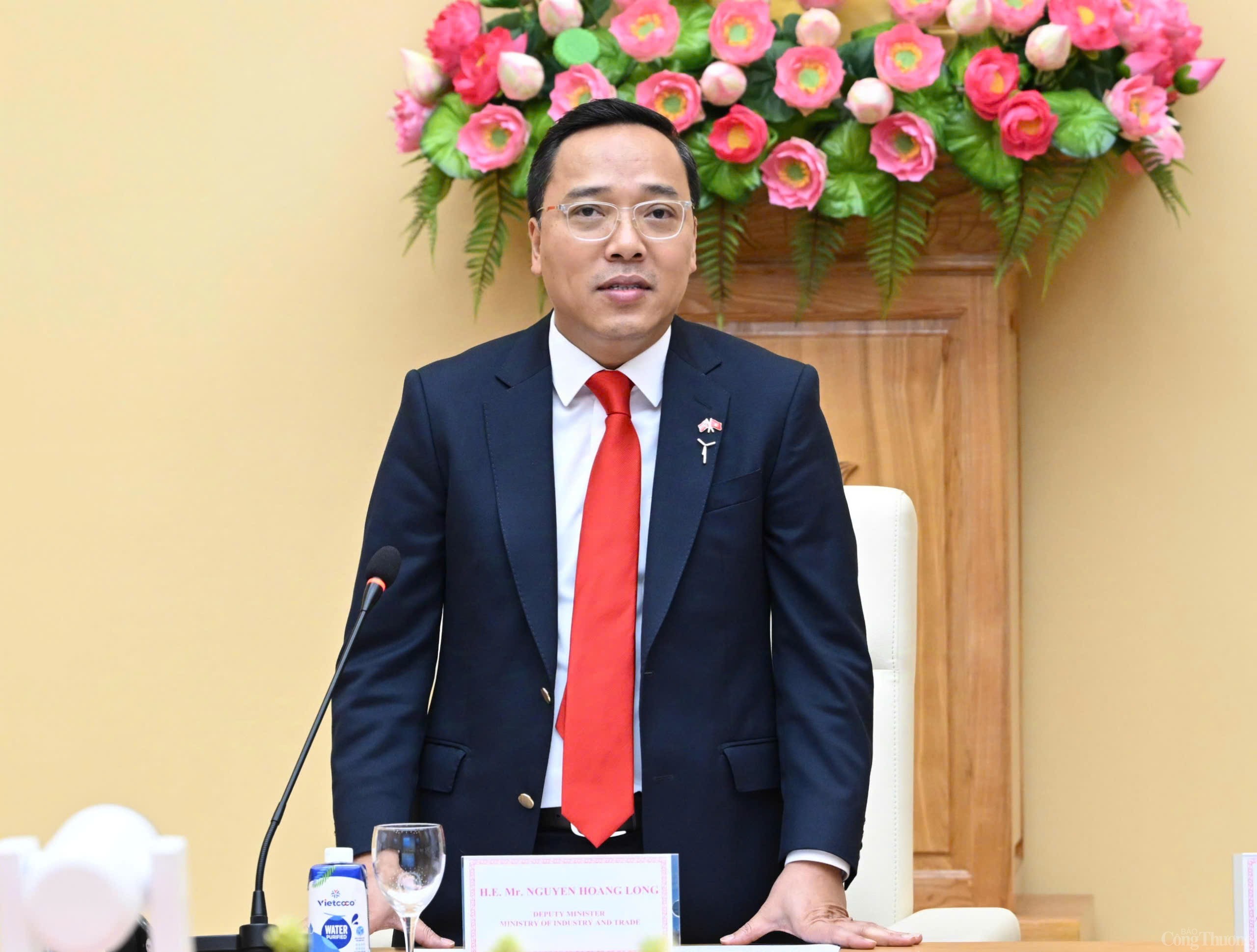 Thứ trưởng Nguyễn Hoàng Long dự buổi trao nghiên cứu của Na Uy về chuỗi cung ứng điện gió ngoài khơi