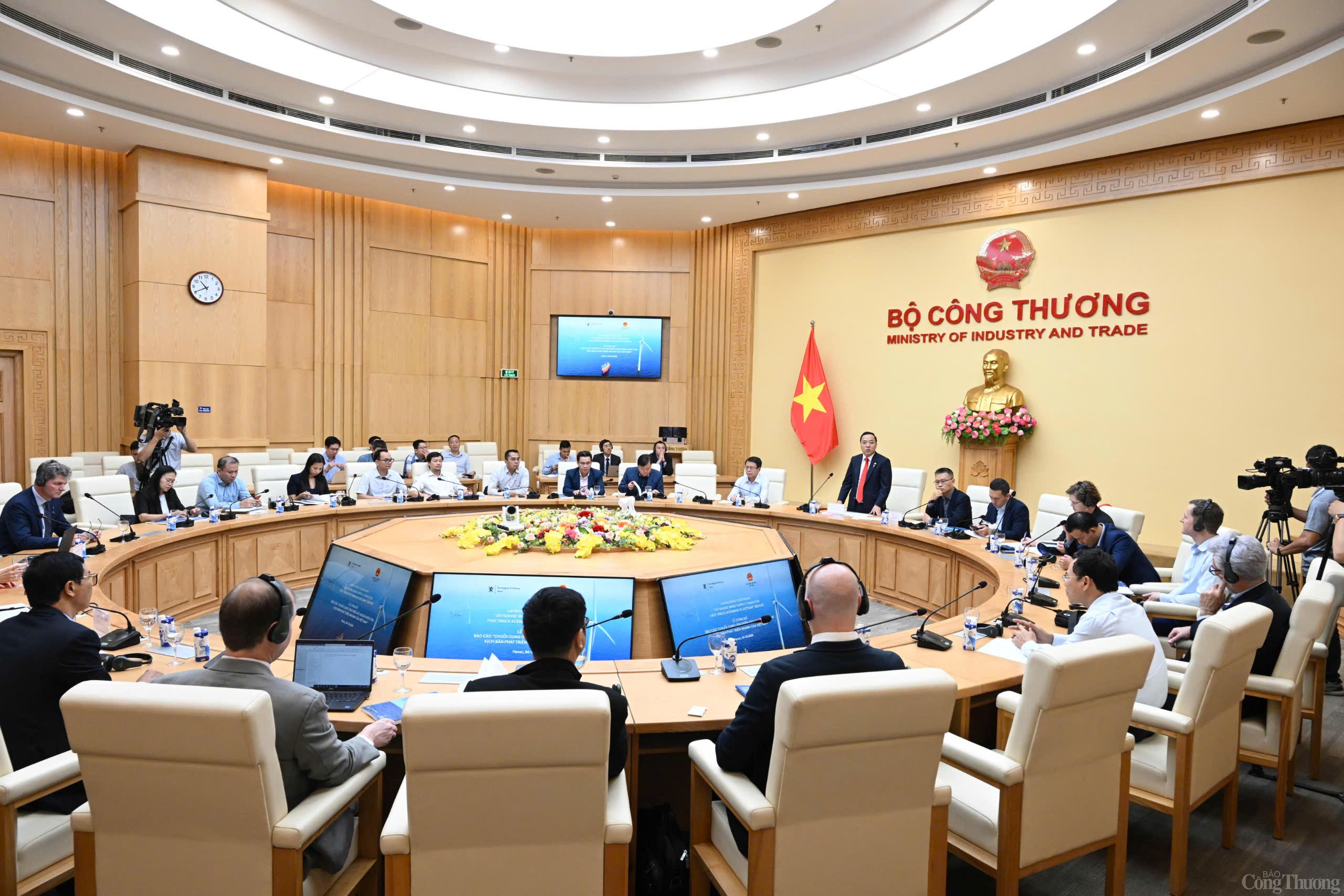 Thứ trưởng Nguyễn Hoàng Long dự buổi trao nghiên cứu của Na Uy về chuỗi cung ứng điện gió ngoài khơi