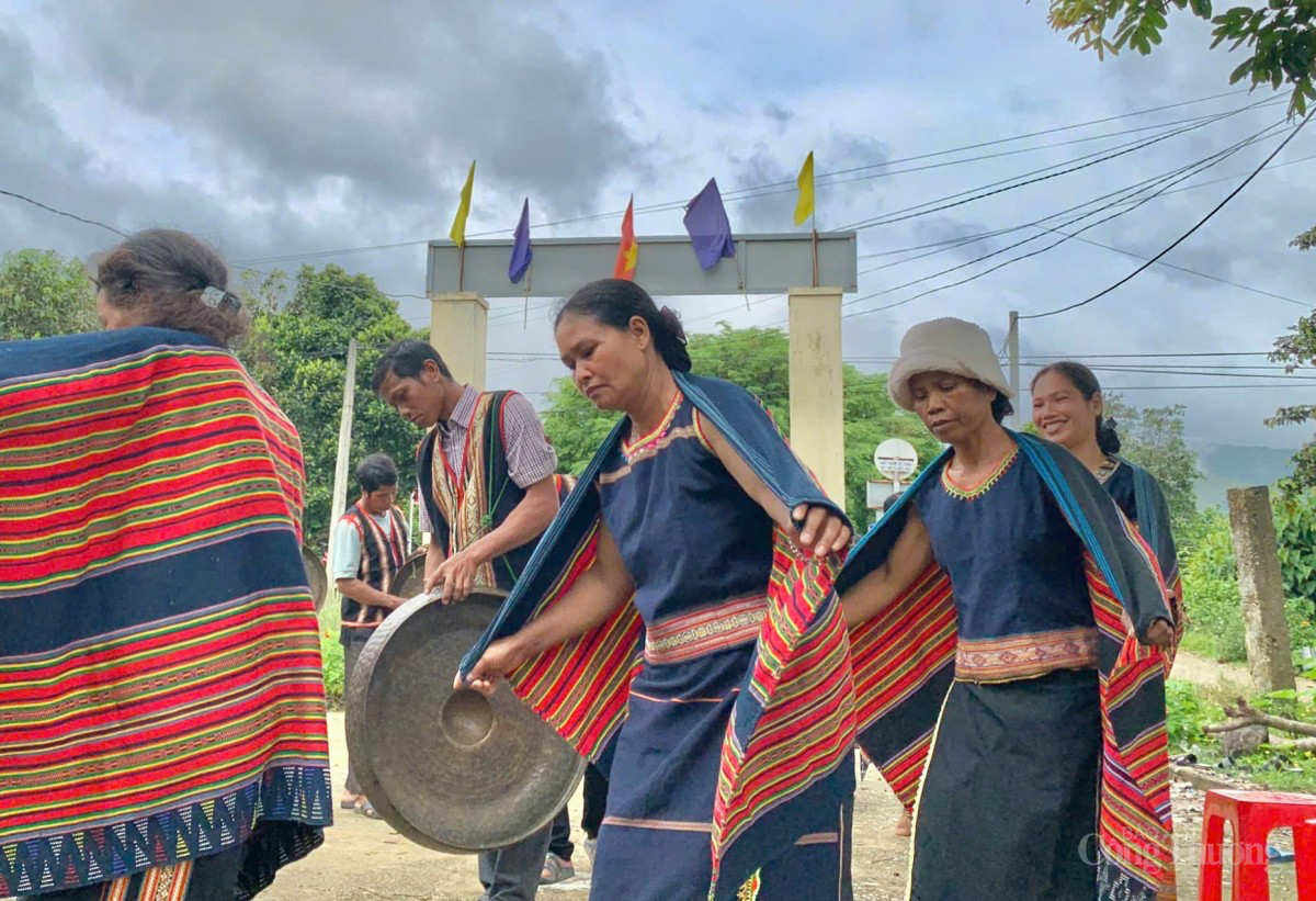 Múa chiêu - nét văn hoá đặc sắc của người Hà Lăng ở Kon Tum Múa chiêu - nét văn hoá đặc sắc của người Hà Lăng ở Kon Tum