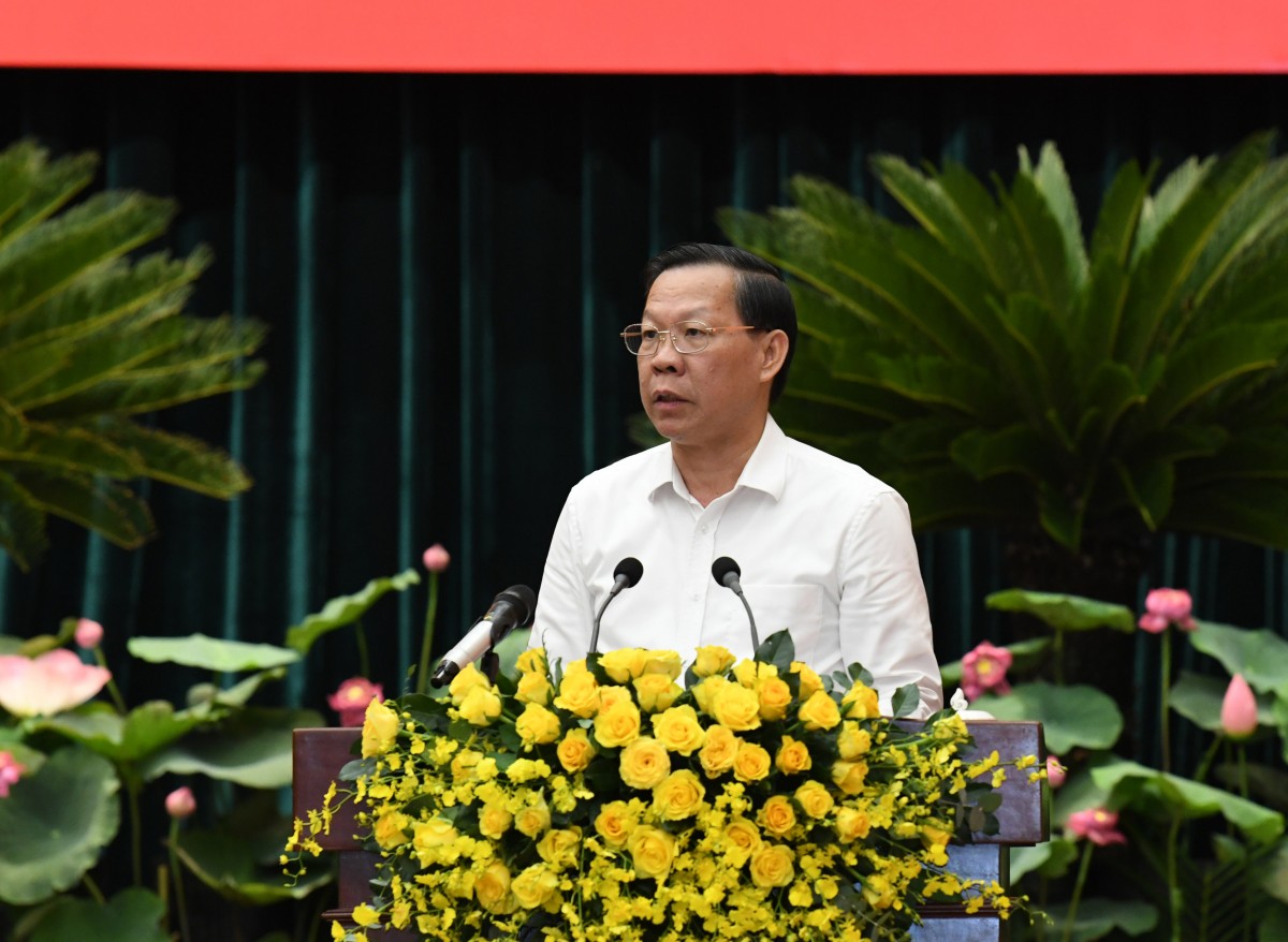 Chủ tịch UBND Thành phố Hồ Chí Minh Phan Văn Mãi báo cáo về tình hình thực hiện các nhiệm vụ phát triển kinh tế - xã hội của Thành phố thời gian qua. Ảnh: Lâm Hiển Chủ tịch UBND Thành phố Hồ Chí Minh Phan Văn Mãi báo cáo về tình hình thực hiện các nhiệm vụ phát triển kinh tế - xã hội của Thành phố thời gian qua. Ảnh: Lâm Hiển