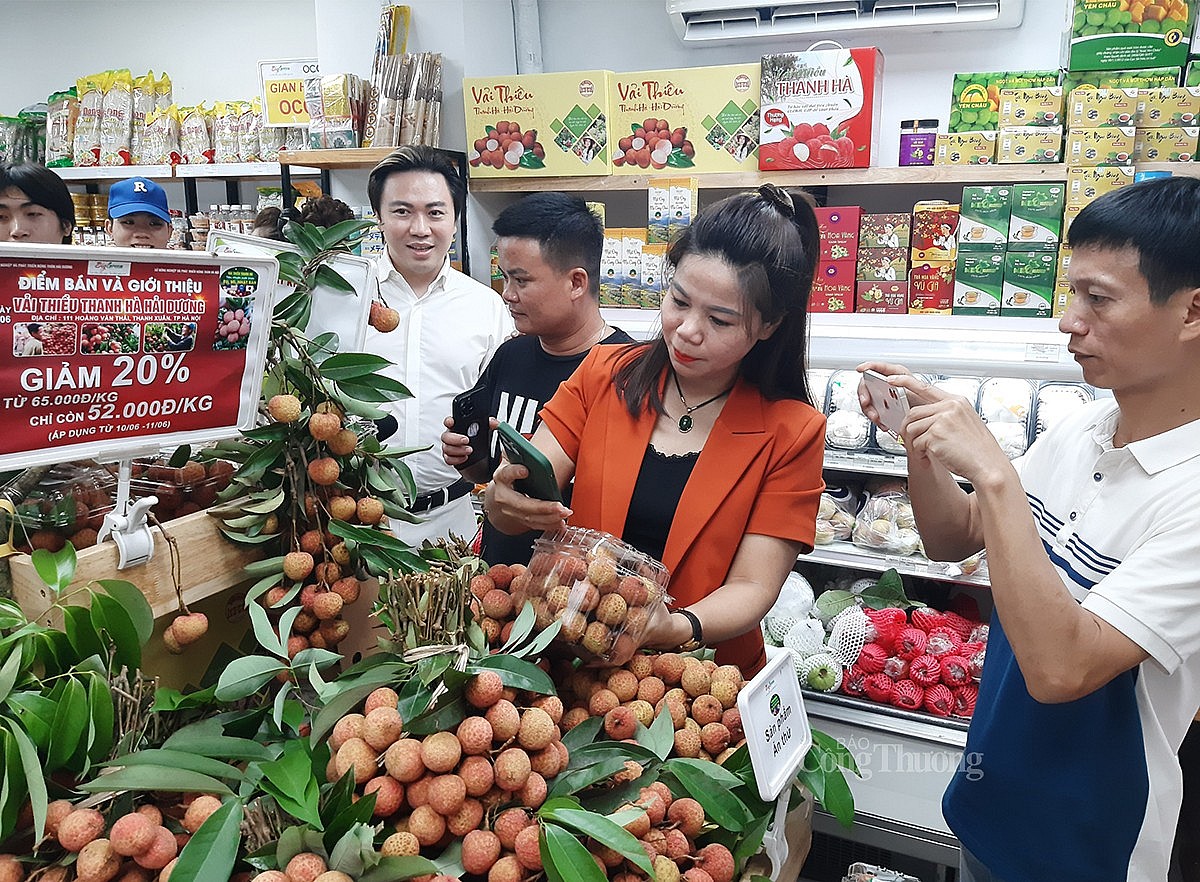 Người tiêu dùng Thủ đô mua sắm tại cửa hàng thực phẩm sạch Biggreen Hoàng Văn Thái, quận Thanh Xuân, Hà Nội. (Ảnh: Nguyễn Hạnh) Người tiêu dùng Thủ đô mua sắm tại cửa hàng thực phẩm sạch Biggreen Hoàng Văn Thái, quận Thanh Xuân, Hà Nội. (Ảnh: Nguyễn Hạnh)