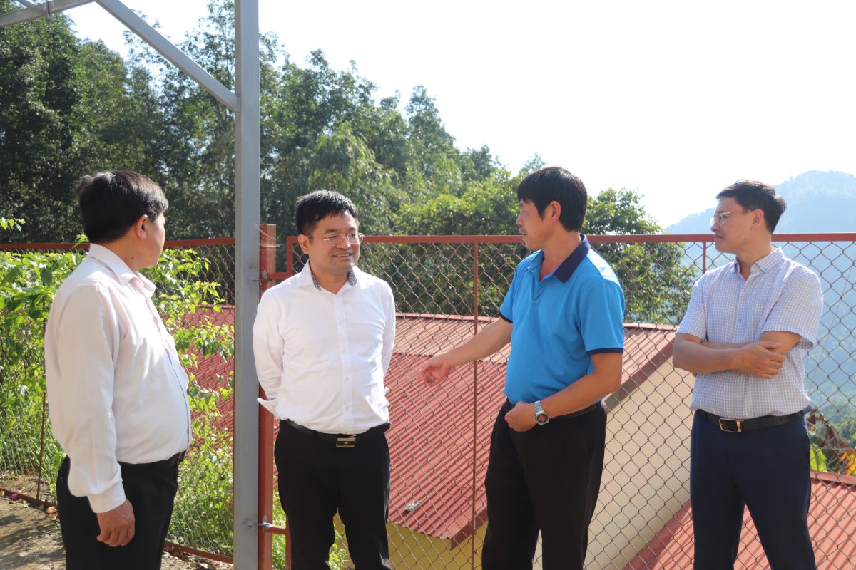 Báo Công Thương thăm hỏi, tặng quà nhân dân vùng ảnh hưởng bão lũ tại Bắc Hà (Lào Cai) Báo Công Thương thăm hỏi, tặng quà nhân dân vùng ảnh hưởng bão lũ tại Bắc Hà (Lào Cai)