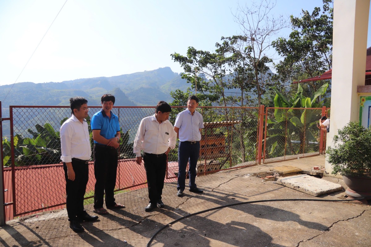 Báo Công Thương thăm hỏi, tặng quà nhân dân vùng ảnh hưởng bão lũ tại Bắc Hà (Lào Cai) Báo Công Thương thăm hỏi, tặng quà nhân dân vùng ảnh hưởng bão lũ tại Bắc Hà (Lào Cai)