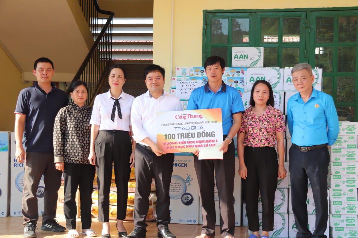 Báo Công Thương thăm hỏi, tặng quà nhân dân vùng ảnh hưởng bão lũ tại Bắc Hà (Lào Cai) Báo Công Thương thăm hỏi, tặng quà nhân dân vùng ảnh hưởng bão lũ tại Bắc Hà (Lào Cai)