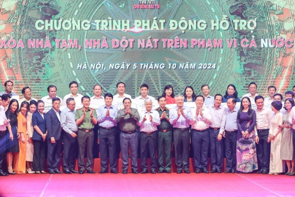 Thủ tướng kêu gọi cả hệ thống chính trị, đồng bào, đồng chí, cộng đồng doanh nghiệp cả nước tiếp tục chung tay, chung sức, đồng lòng, tăng tốc, bứt phá hơn nữa để nhanh chóng hoàn thành mục tiêu xóa hết nhà tạm, nhà dột nát cho đồng bào. (Ảnh: VGP/Nhật Bắc) Thủ tướng kêu gọi cả hệ thống chính trị, đồng bào, đồng chí, cộng đồng doanh nghiệp cả nước tiếp tục chung tay, chung sức, đồng lòng, tăng tốc, bứt phá hơn nữa để nhanh chóng hoàn thành mục tiêu xóa hết nhà tạm, nhà dột nát cho đồng bào. (Ảnh: VGP/Nhật Bắc)