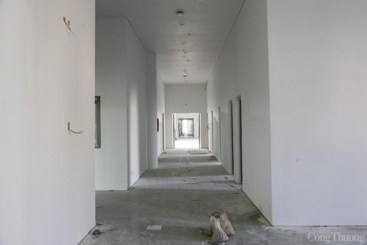 Trung tâm Hội nghị và Triển lãm tỉnh Quảng Ngãi gồm 3 khối hạng mục chính: Khối nhà Hội nghị và triển lãm; Khu hội chợ triển lãm ngoài trời; Bãi đỗ xe và cây xanh. Ngoài ra còn hạng mục các thiết bị cho Trung tâm (Thiết bị cho khối Hội nghị và Triển lãm, thiết bị trạm biến áp, thiết bị hệ thống PCCC, thiết bị cho trạm xử lý nước thải).