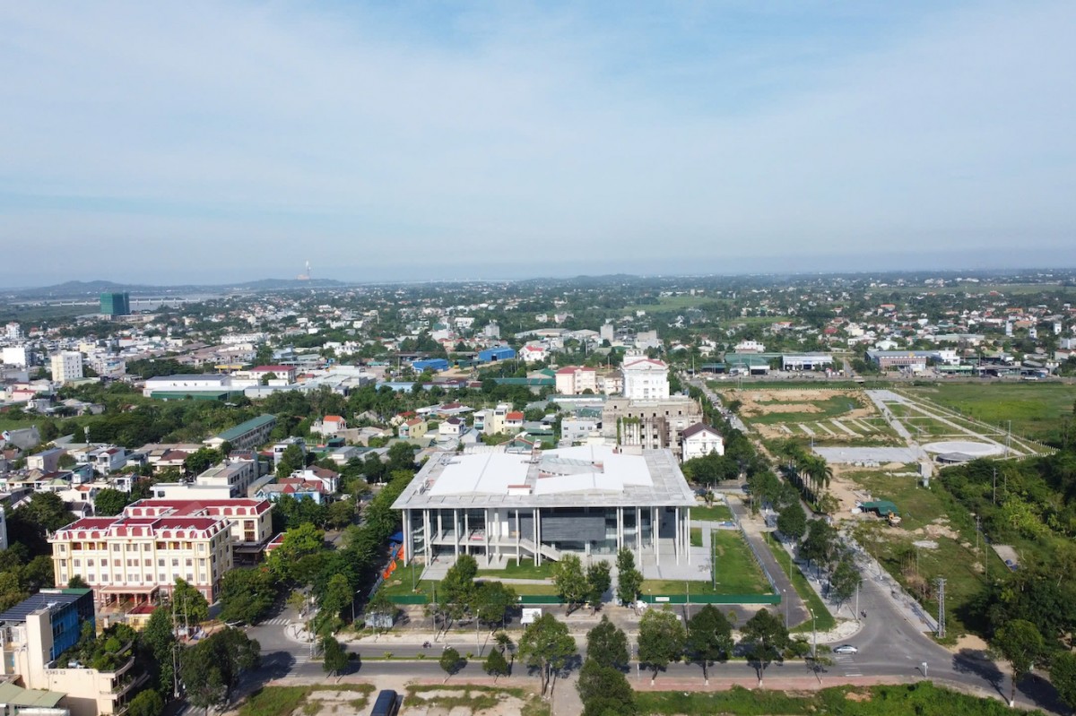 2.	Trung tâm Hội nghị và Triển lãm tỉnh Quảng Ngãi đặt tại phường Nghĩa Chánh (TP. Quảng Ngãi, tỉnh Quảng Ngãi).