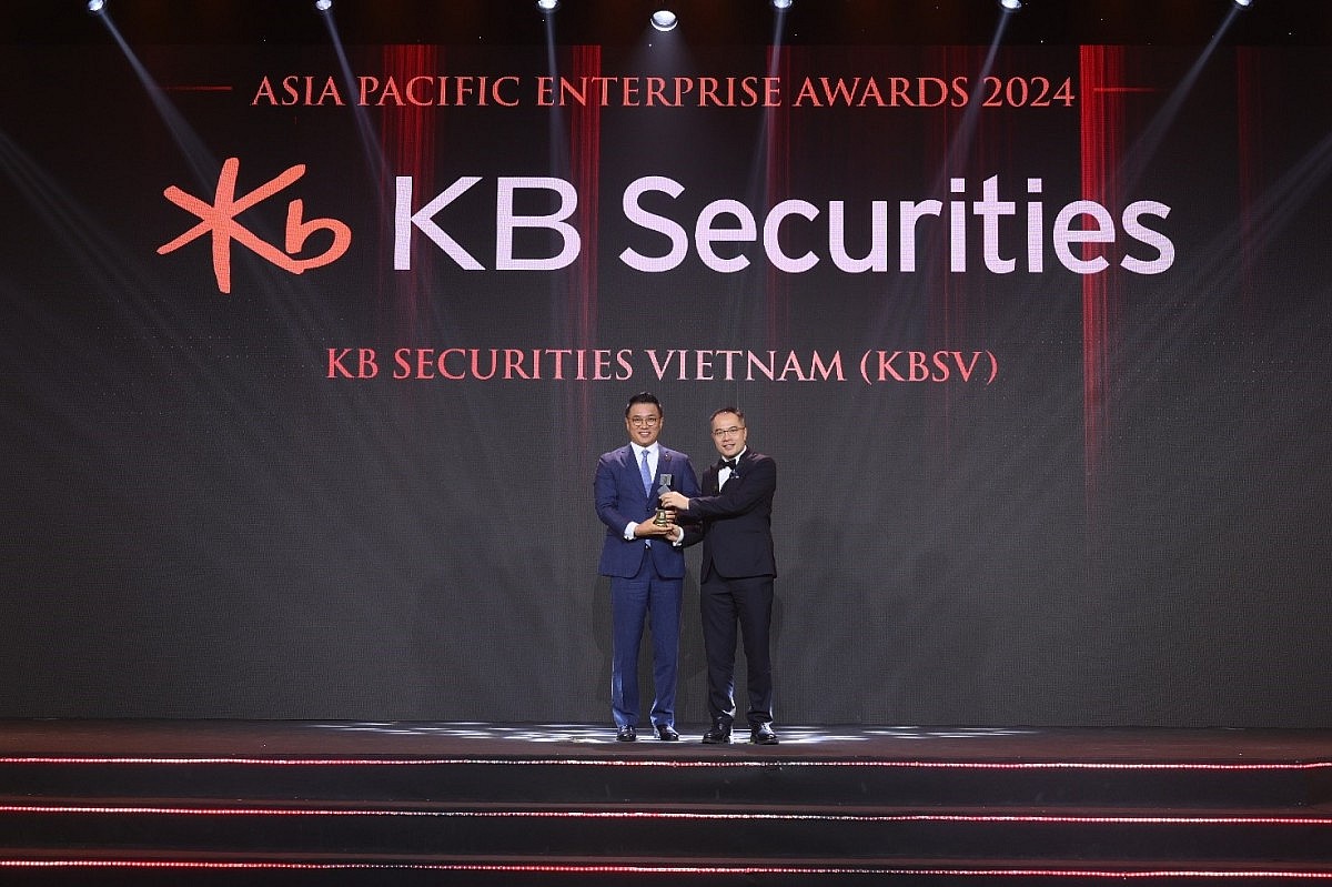 Ông Jeon MunCheol - Tổng giám đốc Chứng khoán KB Việt Nam (KBSV) nhận giải thưởng Doanh nghiệp xuất sắc châu Á 2024