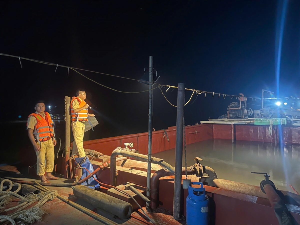 Lực lượng chức năng bắt giữ phương tiện đang khai tác cát trái phép tại khu vực ven biển Nam Định Lực lượng chức năng bắt giữ phương tiện đang khai tác cát trái phép tại khu vực ven biển Nam Định