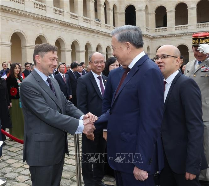Tổng Bí thư, Chủ tịch nước Tô Lâm bắt tay các quan chức phía Pháp. Ảnh: Trí Dũng/TTXVN Tổng Bí thư, Chủ tịch nước Tô Lâm bắt tay các quan chức phía Pháp. Ảnh: Trí Dũng/TTXVN