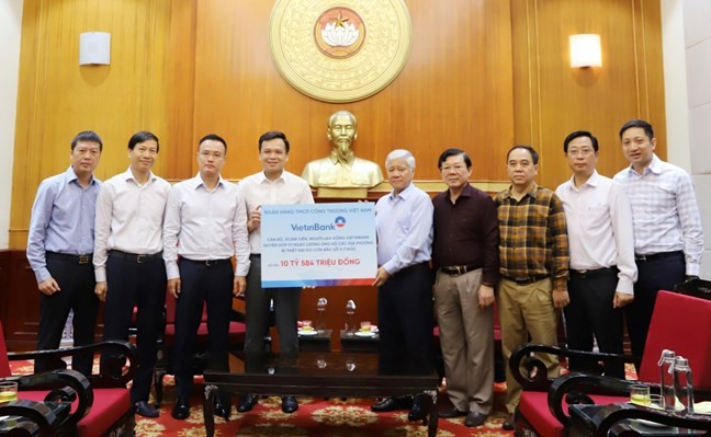 Ông Đỗ Văn Chiến, Ủy viên Bộ Chính trị, Bí thư Trung ương Đảng, Chủ tịch Ủy ban Trung ương MTTQ Việt Nam tiếp nhận ủng hộ từ Ngân hàng Vietinbank Ông Đỗ Văn Chiến, Ủy viên Bộ Chính trị, Bí thư Trung ương Đảng, Chủ tịch Ủy ban Trung ương MTTQ Việt Nam tiếp nhận ủng hộ từ Ngân hàng Vietinbank