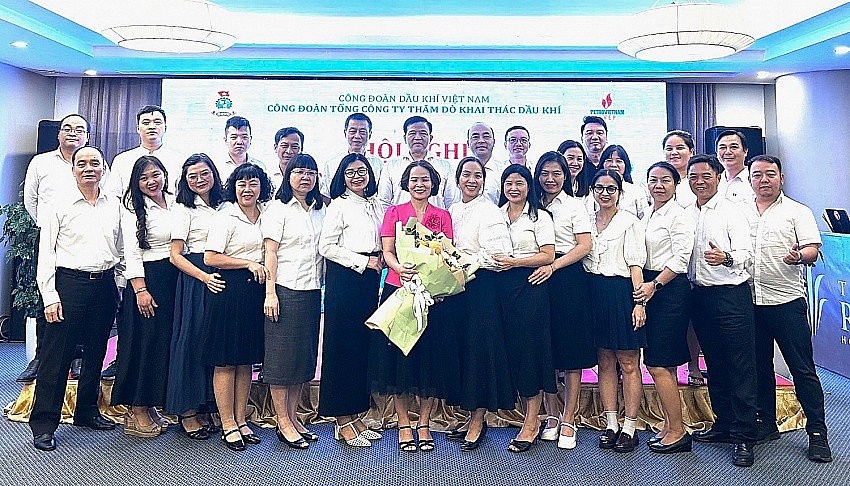 Công đoàn PVEP chụp ảnh kỷ niệm cùng Tiến sỹ Nguyễn Thị Thùy Yên