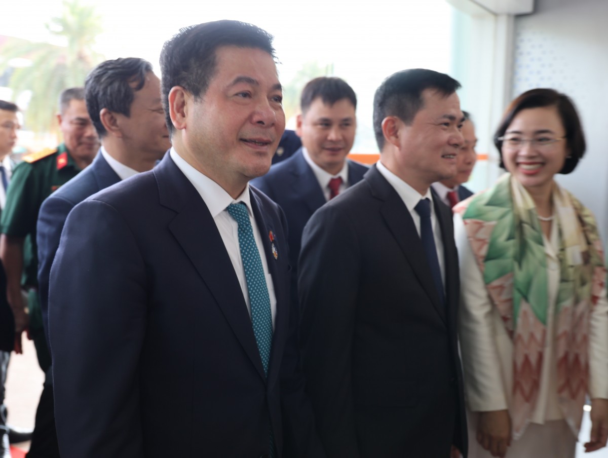 Bộ trưởng Nguyễn Hồng Diên tháp tùng Thủ tướng Phạm Minh Chính thăm, làm việc tại Star Telecom Bộ trưởng Nguyễn Hồng Diên tháp tùng Thủ tướng Phạm Minh Chính thăm, làm việc tại Star Telecom