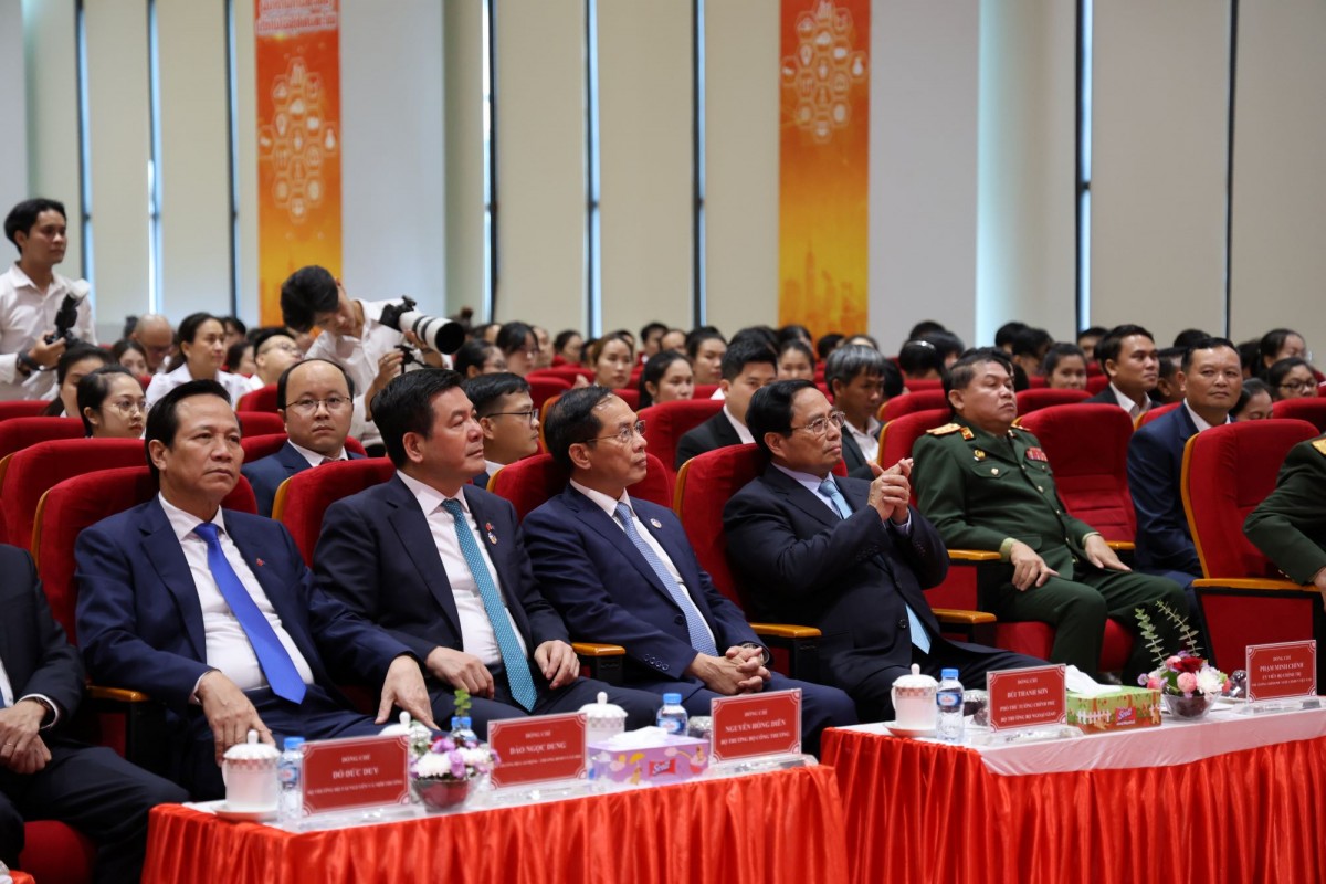 Bộ trưởng Nguyễn Hồng Diên tháp tùng Thủ tướng Phạm Minh Chính thăm, làm việc tại Star Telecom Bộ trưởng Nguyễn Hồng Diên tháp tùng Thủ tướng Phạm Minh Chính thăm, làm việc tại Star Telecom