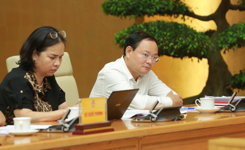 Thứ trưởng Bộ TN&MT Lê Minh Ngân (bên phải) báo cáo về tình hình xây dựng các văn bản hướng dẫn thi hành Luật Đất đai. (Ảnh: VGP/Minh Khôi) Thứ trưởng Bộ TN&MT Lê Minh Ngân (bên phải) báo cáo về tình hình xây dựng các văn bản hướng dẫn thi hành Luật Đất đai. (Ảnh: VGP/Minh Khôi)