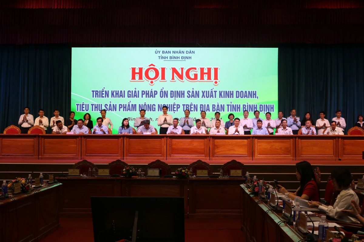 Đại diện đơn vị ký kết các cam kết và mô hình tiêu thụ nông sản trên địa bàn tỉnh Bình Định tại Hội nghị Đại diện đơn vị ký kết các cam kết và mô hình tiêu thụ nông sản trên địa bàn tỉnh Bình Định tại Hội nghị