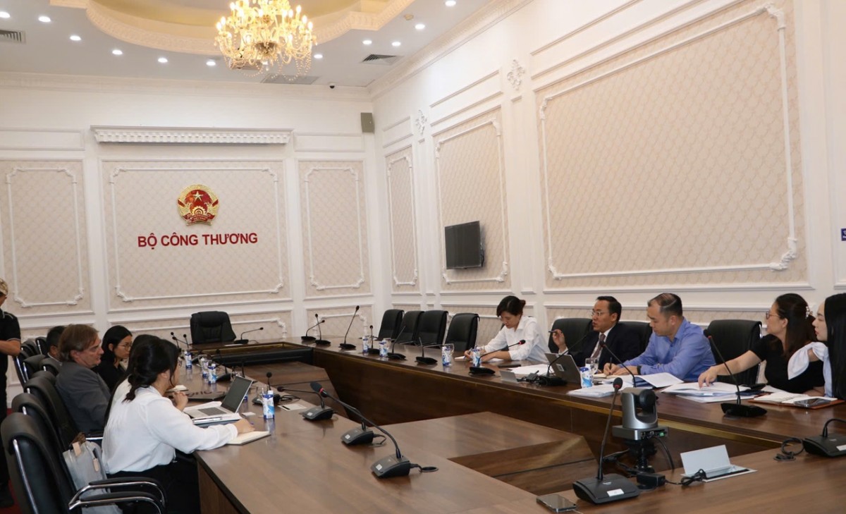 Thứ trưởng Nguyễn Hoàng Long làm việc với Tổng Giám đốc Khu công nghiệp DEEP C Hải Phòng Thứ trưởng Nguyễn Hoàng Long làm việc với Tổng Giám đốc Khu công nghiệp DEEP C Hải Phòng