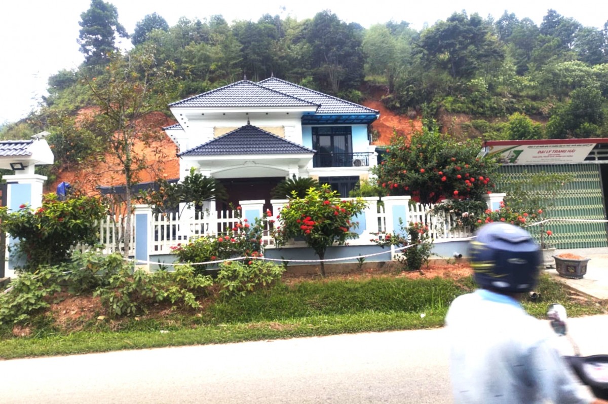 Người dân lưu thông qua khu vực sạt lở chứng kiến phần căn biệt thự mới mua bị vùi lấp đều tiếc nuối. Ảnh: Doãn Cảnh. Người dân lưu thông qua khu vực sạt lở chứng kiến phần căn biệt thự mới mua bị vùi lấp đều tiếc nuối. Ảnh: Doãn Cảnh.