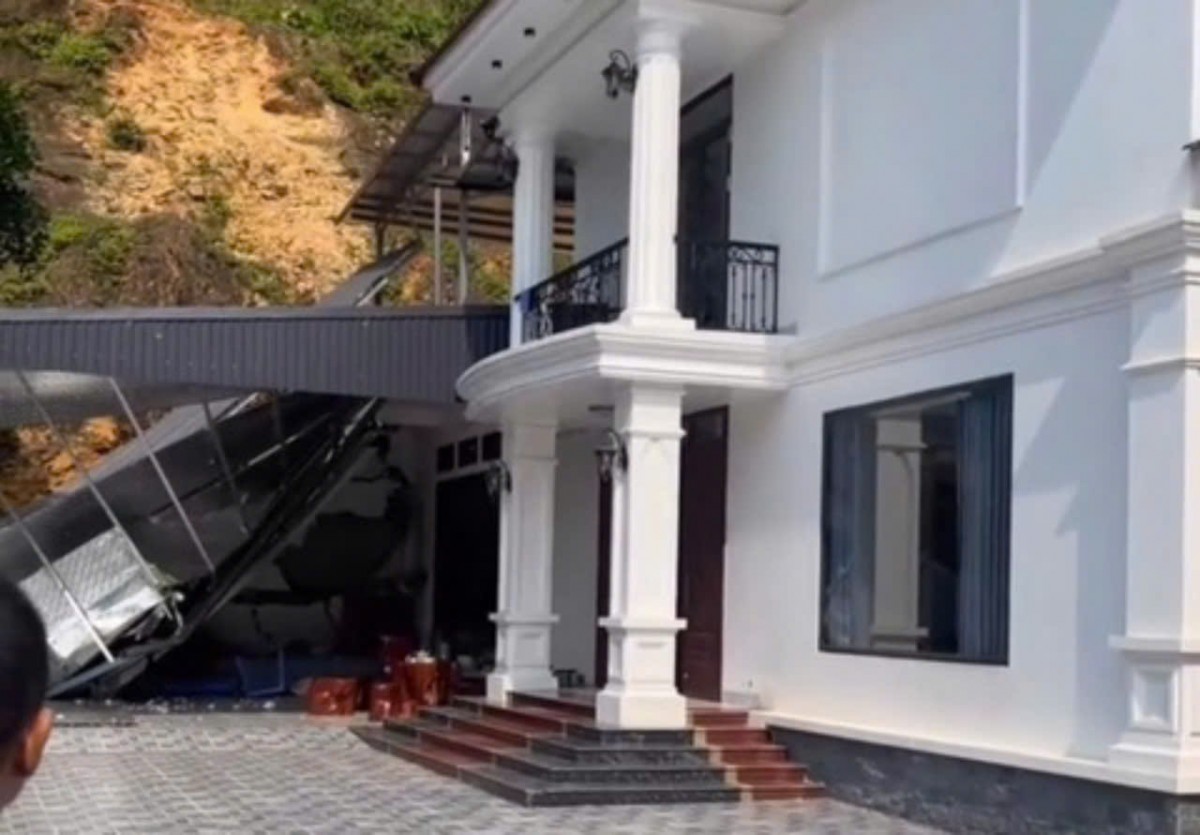 Phía sau căn biệt thự bị đất đá đè bẹp vùi lấp (Ảnh: Bạn đọc cung cấp). Phía sau căn biệt thự bị đất đá đè bẹp vùi lấp (Ảnh: Bạn đọc cung cấp).