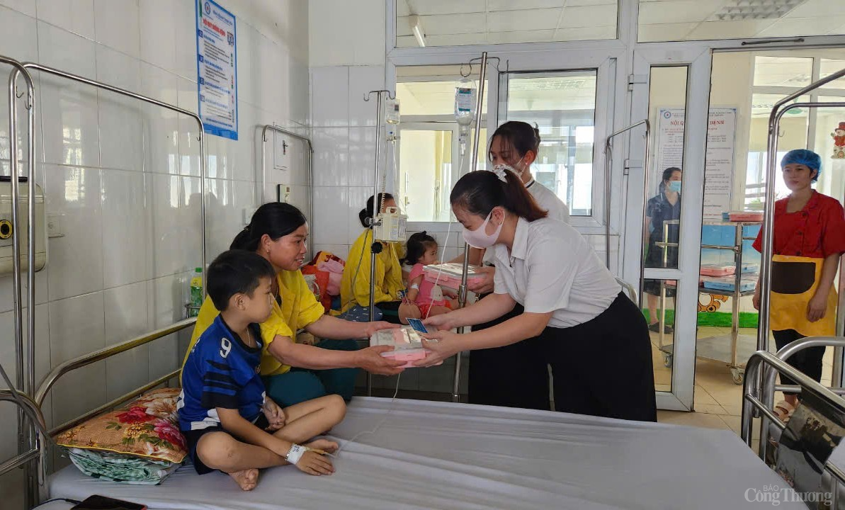 Câu lạc bộ Dĩa cơm trên tường Thanh Hóa: 'Mỗi dĩa cơm, cả tấm lòng' Câu lạc bộ Dĩa cơm trên tường Thanh Hóa: 'Mỗi dĩa cơm, cả tấm lòng'