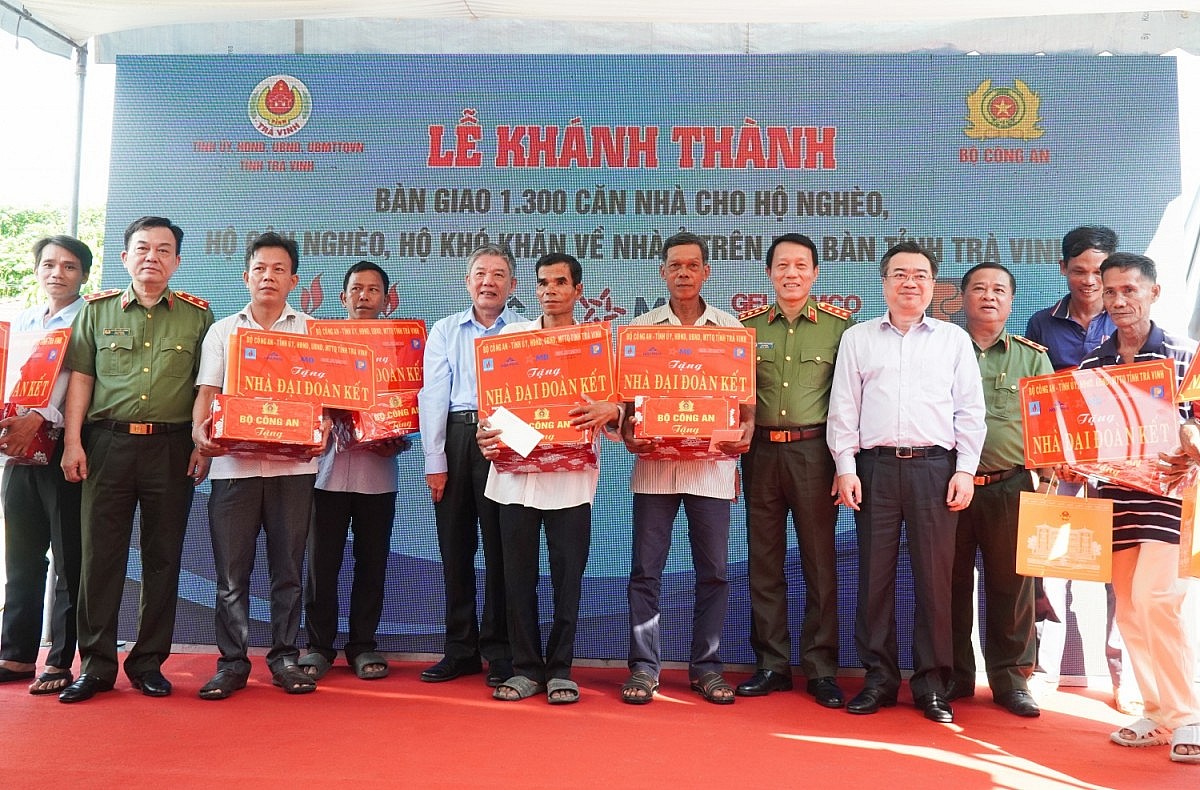 Các đồng chí lãnh đạo Bộ Công an, Bộ Xây dựng, tỉnh Trà Vinh và các đại biểu trao tặng quà và biểu trưng nhà Đại đoàn kết cho các hộ gia đình Các đồng chí lãnh đạo Bộ Công an, Bộ Xây dựng, tỉnh Trà Vinh và các đại biểu trao tặng quà và biểu trưng nhà Đại đoàn kết cho các hộ gia đình