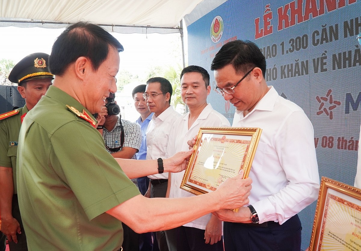 Đồng chí Lương Tam Quang - Bộ trưởng Bộ Công an trao tặng bằng khen Lãnh đạo Petrovietnam Đồng chí Lương Tam Quang - Bộ trưởng Bộ Công an trao tặng bằng khen Lãnh đạo Petrovietnam