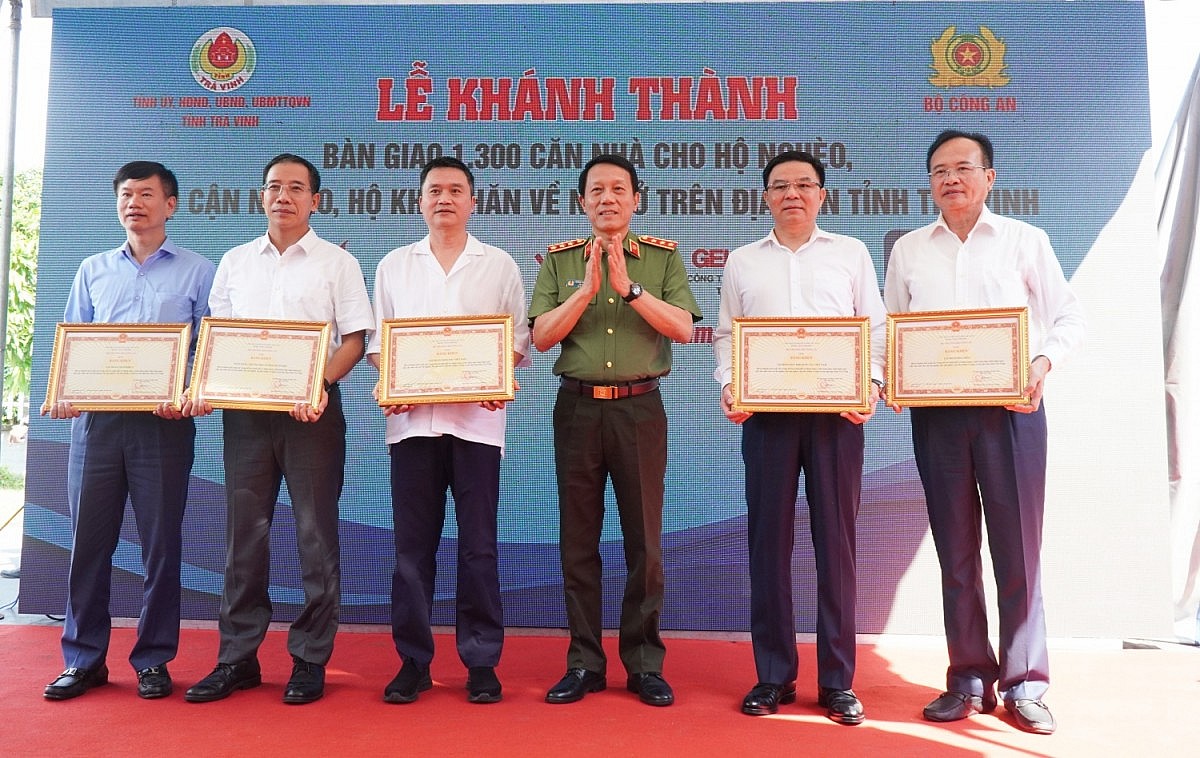 Đồng chí Lương Tam Quang - Bộ trưởng Bộ Công an trao tặng bằng khen cho các nhà tài trợ Đồng chí Lương Tam Quang - Bộ trưởng Bộ Công an trao tặng bằng khen cho các nhà tài trợ