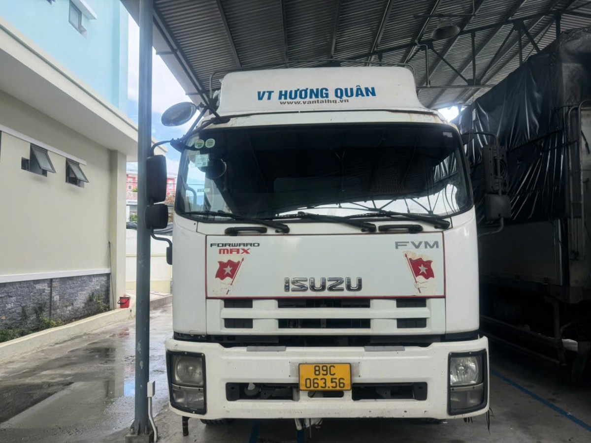 Phương tiện vận chuyển hàng hóa có dấu hiệu vi phạm bị lực lượng chức năng tiến hành kiểm tra. Ảnh: QLTT Phương tiện vận chuyển hàng hóa có dấu hiệu vi phạm bị lực lượng chức năng tiến hành kiểm tra. Ảnh: QLTT