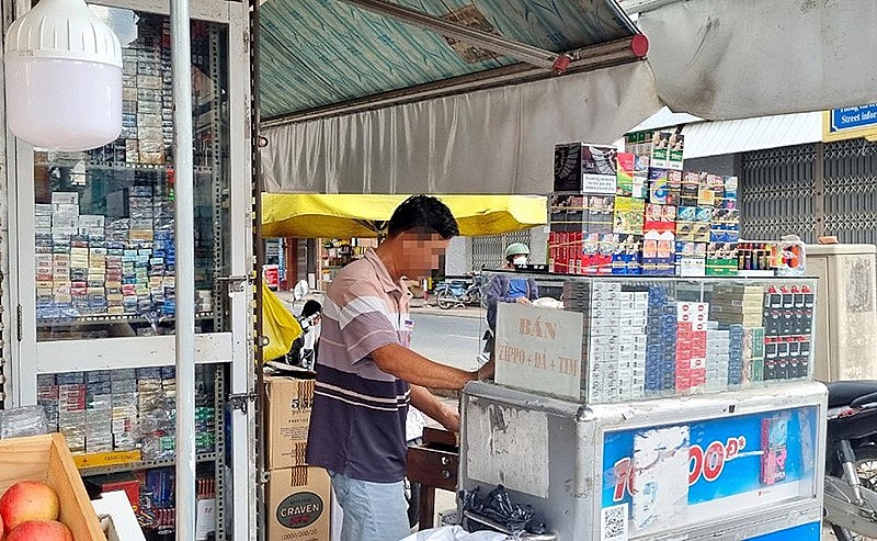 Thuốc lá được bày bán trong tủ kính đủ các loại, chủ yếu là sản phẩm nội địa Thuốc lá được bày bán trong tủ kính đủ các loại, chủ yếu là sản phẩm nội địa