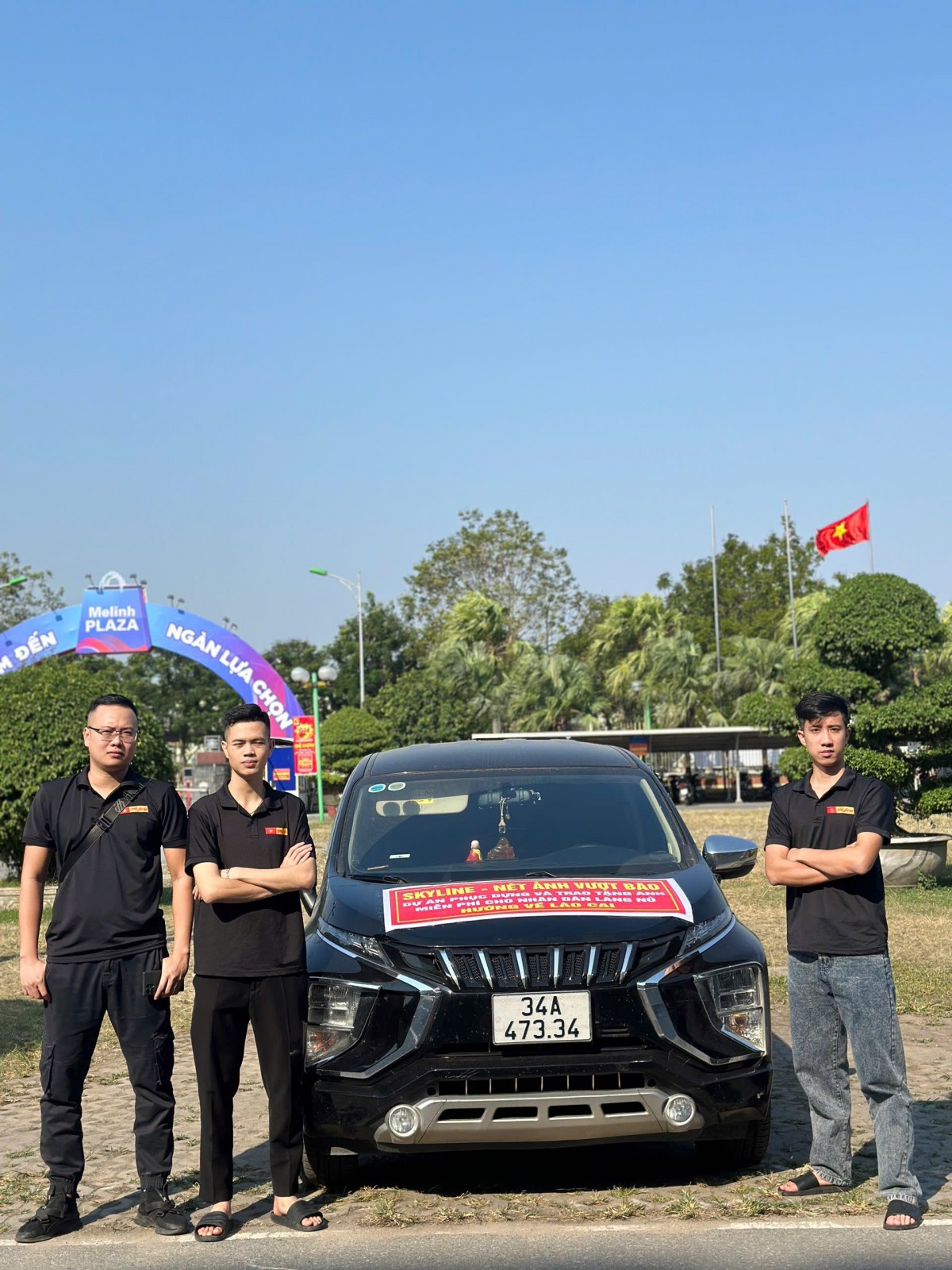 Anh Trung (bên phải) cùng hai thành viên trong nhóm. Ảnh: Phùng Quang Trung Anh Trung (bên phải) cùng hai thành viên trong nhóm. Ảnh: Phùng Quang Trung