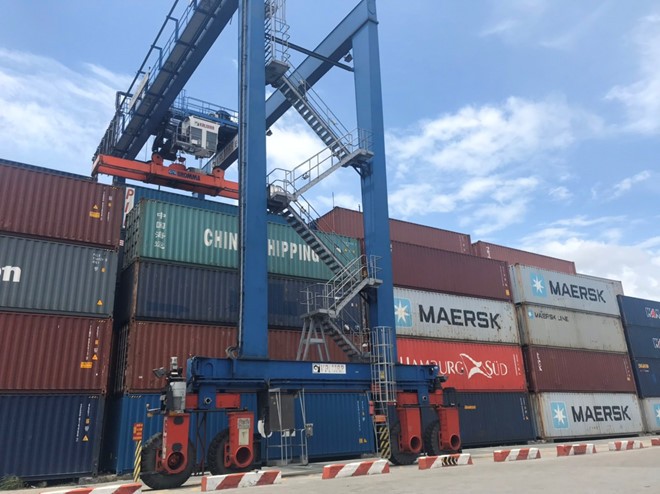 Các doanh nghiệp đang chịu tổn thất lớn do tồn đọng container tại cảng. Ảnh MH Các doanh nghiệp đang chịu tổn thất lớn do tồn đọng container tại cảng. Ảnh MH