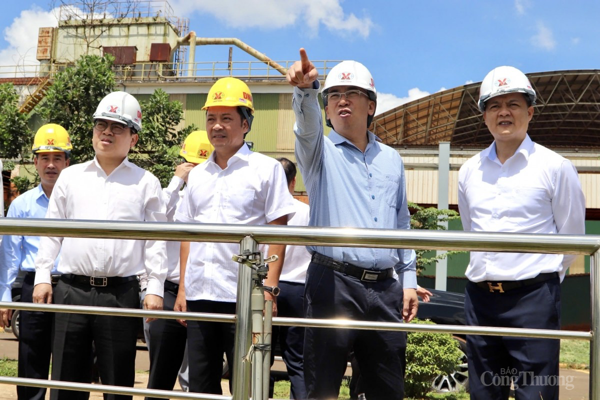 Chùm ảnh: Thứ trưởng Bộ Công Thương Trương Thanh Hoài làm việc tại Công ty Nhôm Đắk Nông - TKV