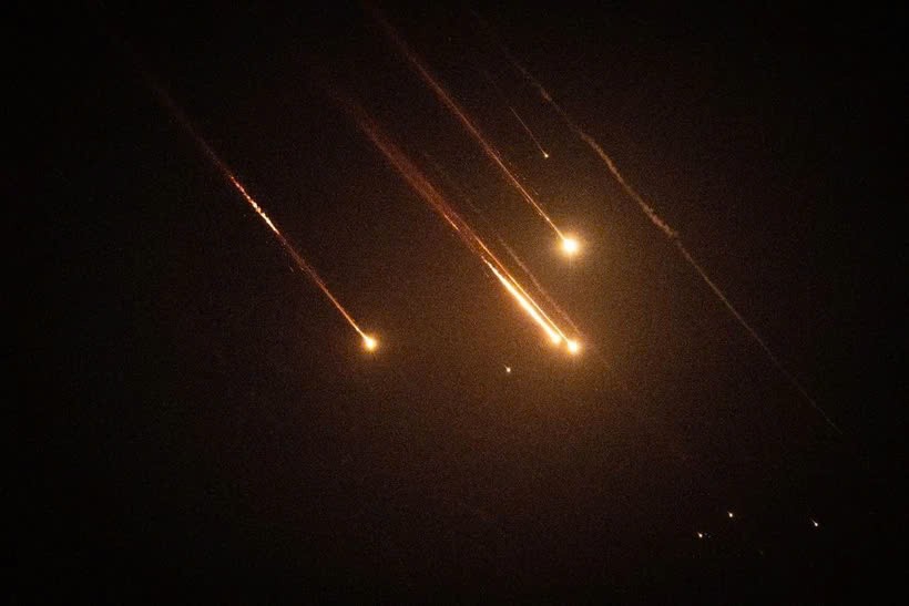 Tên lửa phóng từ Iran bị hệ thống phòng không của Israel đánh chặn trên bầu trời Jerusalem, ngày 1/10/2024. Ảnh: AFP