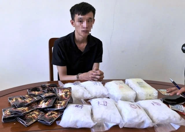 Đối tượng Trần Phước D. cùng tang vật 1kg ma túy