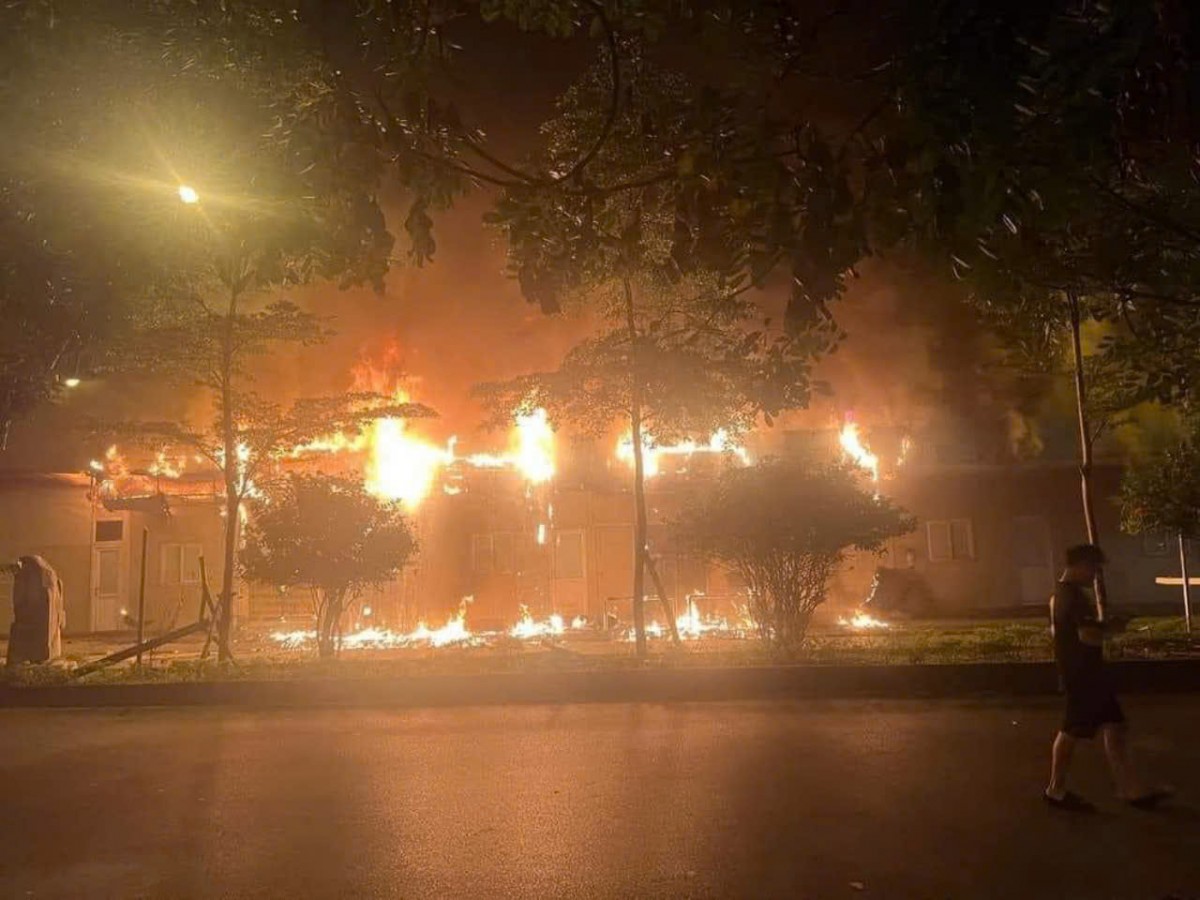 Cháy lớn tại bệnh viện Đa khoa Đức Giang, lửa đỏ rực trong đêm (Ảnh: Bạn đọc cung cấp). Cháy lớn tại bệnh viện Đa khoa Đức Giang, lửa đỏ rực trong đêm (Ảnh: Bạn đọc cung cấp).