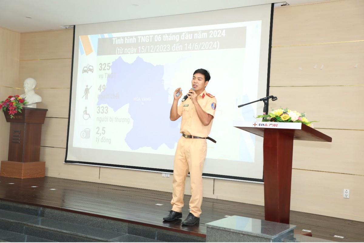 Thượng uý Nguyễn Phú Duy – Cán bộ Phòng CSGT – Công an TP Đà Nẵng báo cáo tuyên truyền tại Hội nghị Thượng uý Nguyễn Phú Duy – Cán bộ Phòng CSGT – Công an TP Đà Nẵng báo cáo tuyên truyền tại Hội nghị
